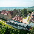 02: Luftaufnahme mit Blick auf das Schlosshotel Frankenberg    