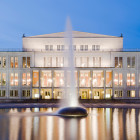 Die beleuchtete Fassade der Oper Leipzig