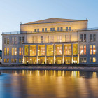 Blick auf das beleuchtete Opernhaus in Leipzig