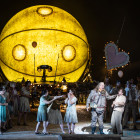 Szene aus "L'elisir d'amore" an der Bayerischen Staatsoper München