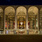 Beleuchteter Eingang der Metropolitan Opera