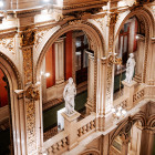 Blick von oben in die Feststiege der Wiener Staatsoper