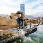 Blick auf auf das Guggenheim-Museum und den Fluss Nervion in Bilbao