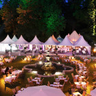 Festlich dekoriertes Gelände für das Festspielmenü der Regensburger Festspiele