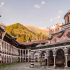Blick in den Innenhof des Klosters in Rila
