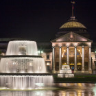 Abendlich beleuchtetes Kurhaus mit Sprinbrunnen in Wiesbaden