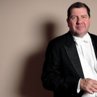 Portrait des Dirigenten Ivor Bolton