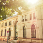 Die Fassade des Festspielhauses Baden-Baden bei Sonnenschein