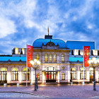 Das beleuchtete Festspielhaus in Baden-Baden