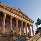 Blick auf den Eingang der Alten Nationalgalerie in Berlin     elxeneize/Shutterstock