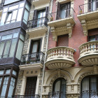 Häuserfassaden in der Altstadt von Bilbao