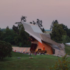 Der Wolkenturm in Grafenegg mit Festivalpublikum     