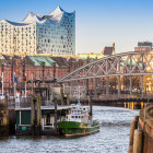 Speicherstadt in Hamburg mit Blick auf die Elbphilharmonie