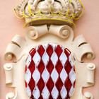 Das Wappen von Monaco an einer Hausfassade