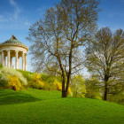 Frühling im Englischen Garten in München mit Monopteros