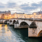 Blick auf Pont Neuf und Seine in der Abenddämmerung