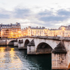 Blick auf Pont Neuf und Seine in der Abenddämmerung