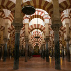 Die Hufeisenbögen in der Bethalle der Moschee von Cordoba (Mezquita de Córdoba)