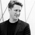 Portrait des Dirigenten Joshua Weilerstein