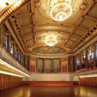 Zuschauerraum und Bühne des historischen Thiersch-Saals im Kurhaus Wiesbaden