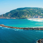 Blaues Meer und Strand in der Bucht von San Sebastian, La Concha