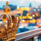 Vergoldete Krone auf der Skeppsholmsbron in Stockholm