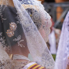 Falleras mit traditioneller Tracht und Spitzenmantilla in Valencia