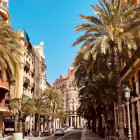 Eine Straße mit Palmen in der Altstadt von Valencia