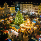 Blick auf den abendlichen Weihnachtsmarkt in Weimar    