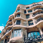Blick auf die Fassade der Casa Milà in Barcelona 