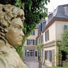07: Blick auf Beethoven-Haus mit Garten und Büste