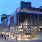 Blick auf die Fassade der Oper Frankfurt im Abendlicht  