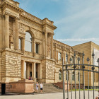 Fassade und Eingangsbereich des Städel Museums Frankfurt