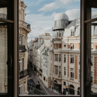 Blick aus einem Fenster auf das Quartier Latin in Paris