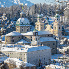 Blick vom Kapuzinerberg auf das winterliche Salzburg mit Dom   
