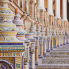 Detail mit andalusischen Fliesen auf der Plaza de España