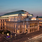 Die beleuchtete Wiener Staatsoper am Abend