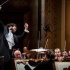 Der Dirigent Petr Popelka mit Orchester