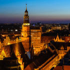 Blick auf das beleuchtete Breslau bei Nacht