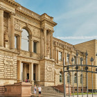 Fassade und Eingangsbereich des Städel Museums Frankfurt