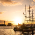 Der Hamburger Hafen bei Sonnenuntergang   