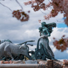 Blick durch Blüten auf ein Denkmal in Kopenhagen