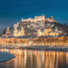 Blick auf das winterliche Salzburg am Abend