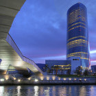 Turm und Brücke über den Fluss Nervion im Abendlicht