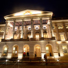 Das beleuchtete Opernhaus in Breslau