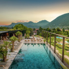 Blick auf das Hotel Therme mit Pool in Meran