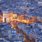 Blick über das abendlich beleuchtete Paris mit Arc de triomphe 