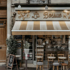 Blick auf eine Brasserie in Paris   