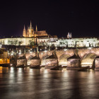 Das nächtlich beleuchtete Prag