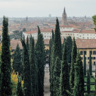 09: Blick durch einen Park auf Verona   